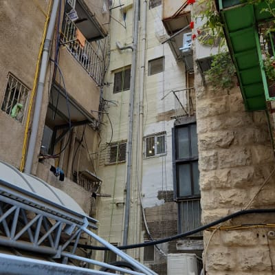 מבנה גבוה עם צינורות וכבלים חשמליים