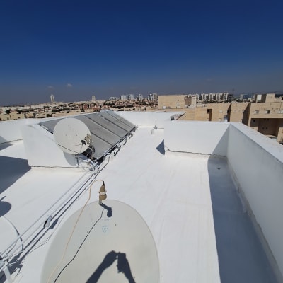 גג אטום עם ציפוי לבן וצלחת לוויין