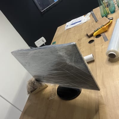 מסך עטוף בניילון על שולחן עם כלים למעבר