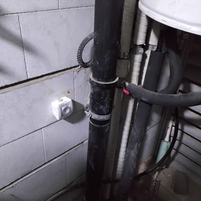 צינור חשמל, מתג על קיר, חוטים חשמליים