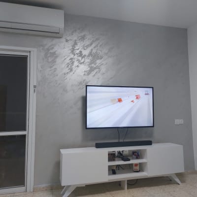 קיר צבוע בטקסטורה אפורה מבריקה