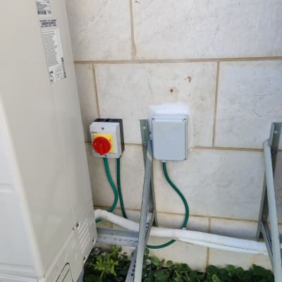 מתג חירום אדום, כבלים ירוקים, קופסת חיבורים חשמלית