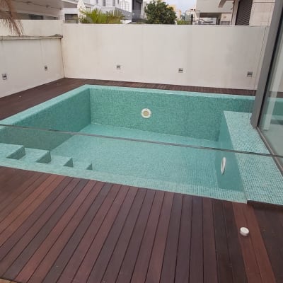 בריכה ריקה עם רצפת עץ מסביב