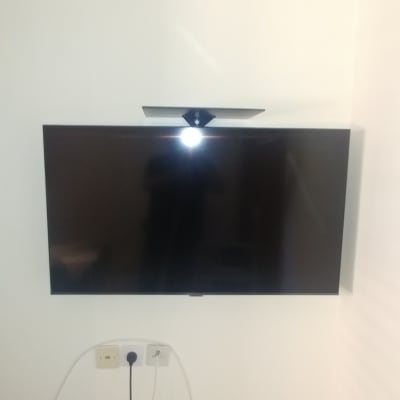 טלוויזיה מותקנת על קיר עם כבלים חשמליים