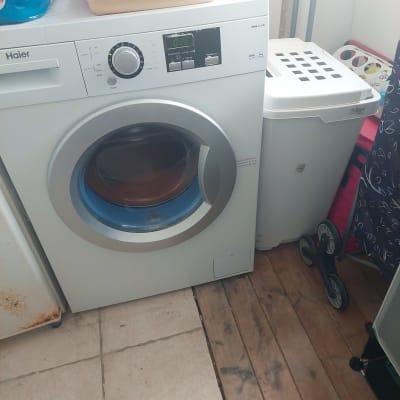 מכונת כביסה עם לוח בקרה דיגיטלי וכפתור סיבוב