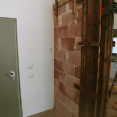 קיר בלוקים בבנייה עם תמיכות עץ זמניות