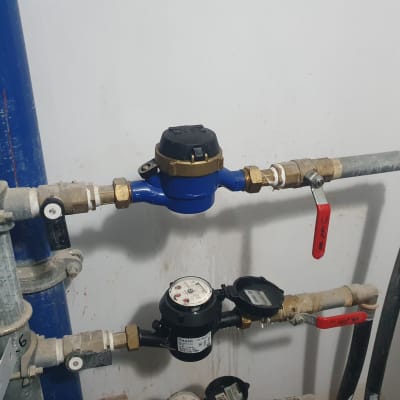 צינורות מים עם ברזים ומדי מים