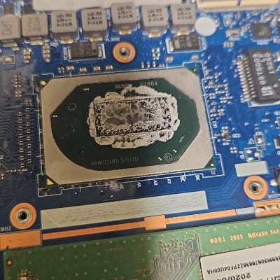 מעגל מודפס עם רכיבים אלקטרוניים ומעבד