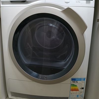 מייבש כביסה AEG עם לוח בקרה ותווית אנרגיה