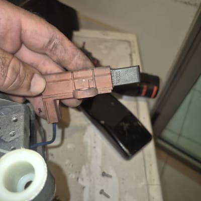 החלפת פחמים במנוע של מכונת כביסה במהלך תיקון