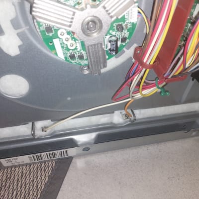 מעגל חשמלי עם חוטים צבעוניים ומחברים