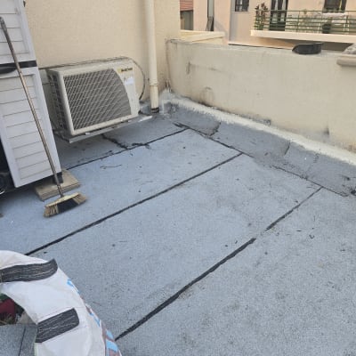 גג עם יריעות איטום ומזגן