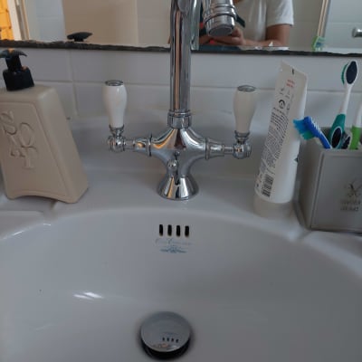 ברז כרום עם ידיות לבנות בכיור אמבטיה