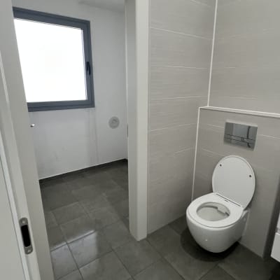 שירותים נקיים עם אסלה וחלון