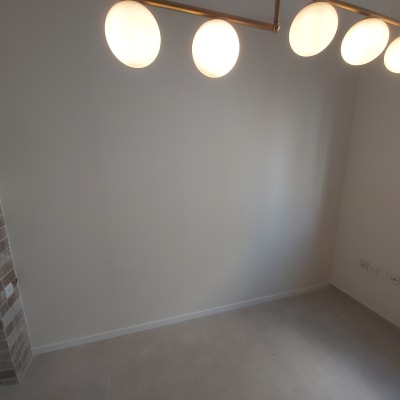 קיר גבס חלק עם שקעי חשמל