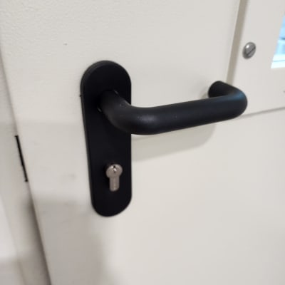 ידית ודלת עם מנעול בתחום המנעולנות