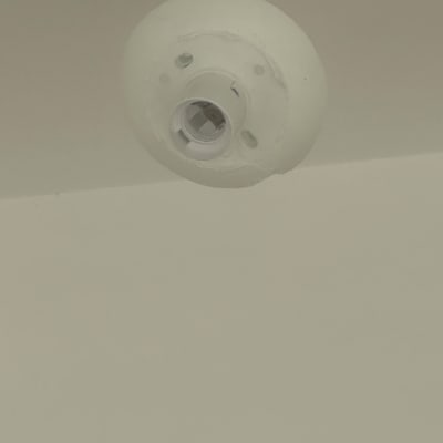 בית מנורה ללא נורה עם חוטי חשמל