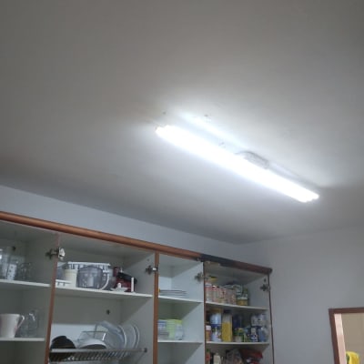 מטבח עם ארונות פתוחים ותאורה עליונה