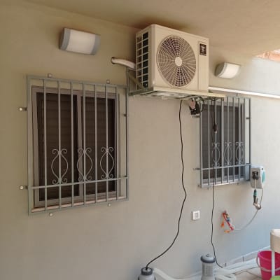 מסגרות מתכת על חלונות עם סורגים דקורטיביים