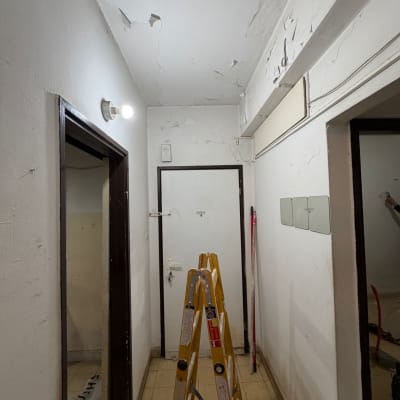 סולם בחדר עם קירות מתקלפים, הכנה לצביעה