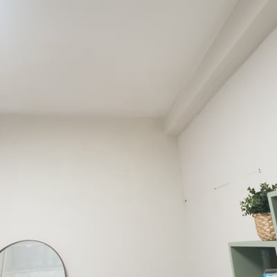 קיר לבן עם סדקים קטנים בתקרה