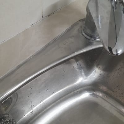 ברז נירוסטה עם ידית על כיור מטבח