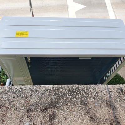 יחידת מיזוג אוויר חיצונית מותקנת על קיר