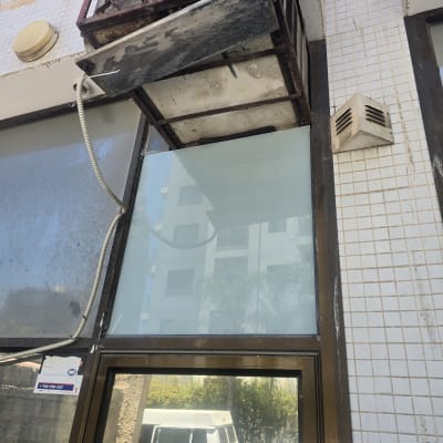 חלון זכוכית עם מסגרת מתכת על קיר חיצוני