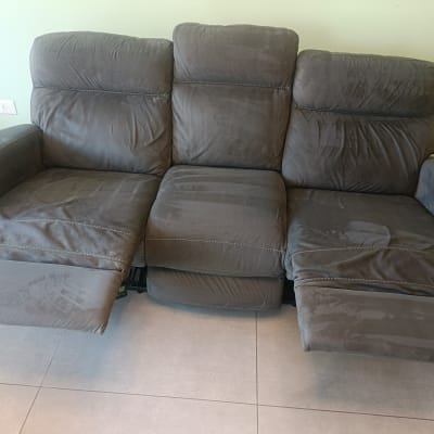 ספה אפורה עם סימני ניקוי על הרצפה