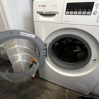 מכונת כביסה פתוחה עם לוח בקרה