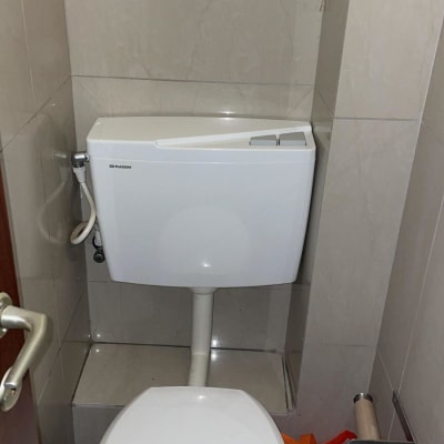 אסלה עם מיכל הדחה ולחצנים