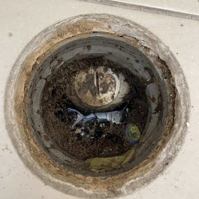 פתח ניקוז סתום עם לכלוך וחפצים