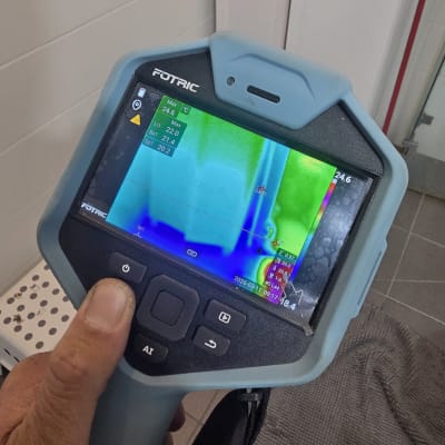 מכשיר תרמי לאיתור נזילות בשימוש בחדר אמבטיה