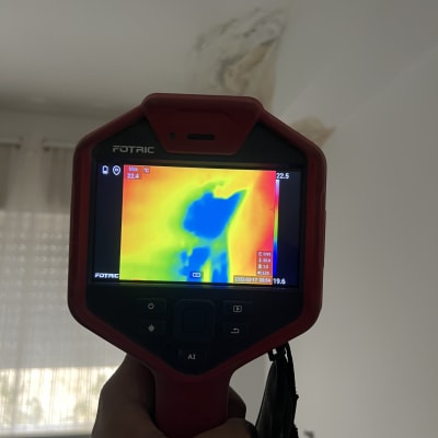 תמונה של מצלמה תרמית המצביעה על נזילה בתקרה