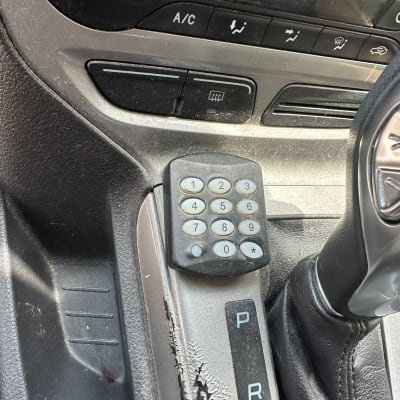 לוח מקשים קטן ליד ידית הילוכים ברכב