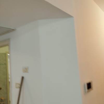 קיר צבוע בלבן עם מקל צביעה