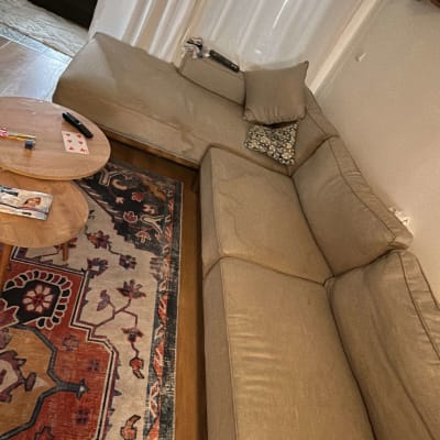 ספה גדולה עם שטיח צבעוני ושולחן עץ קטן