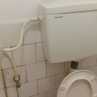 אסלה ומיכל הדחה עם חיבורי צנרת