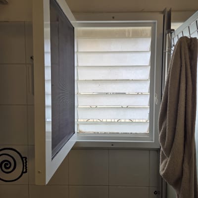 חלון אלומיניום פתוח עם תריסים