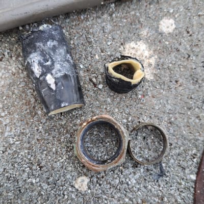 כלי עבודה וחלקים על הקרקע, קשור לתחום השמש