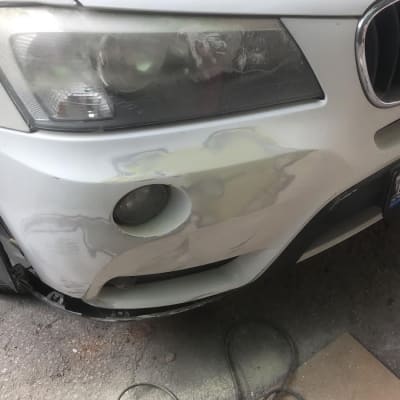 פגוש רכב עם סימני תיקון וצבע