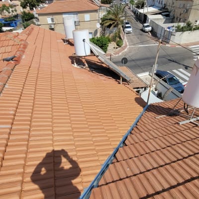 גג רעפים עם דוד שמש וקולטים