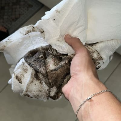 יד מחזיקה מגבת נייר מלוכלכת בשימוש בניקוי מזגן