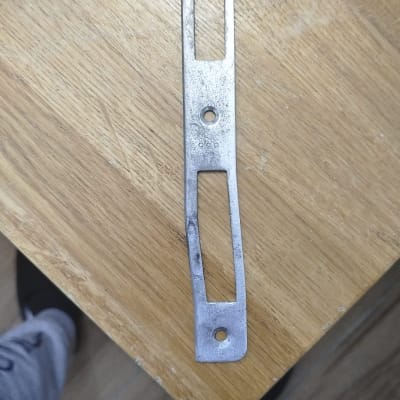 חלק מתכת לדלת על שולחן עץ