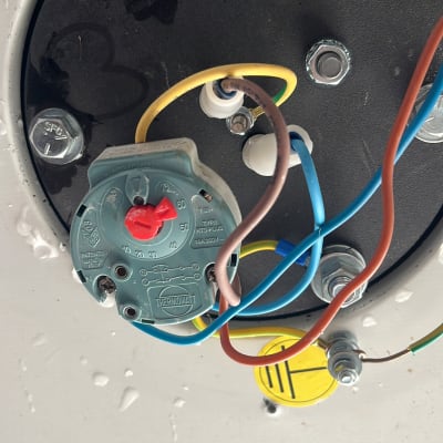 תרמוסטט עם חוטים צבעוניים מחוברים לדוד שמש