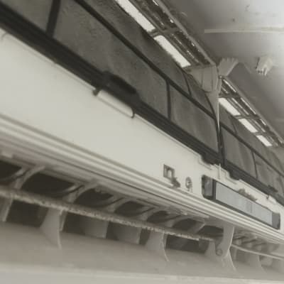 תקריב של מזגן עם לכלוך על הפילטרים והתריסים