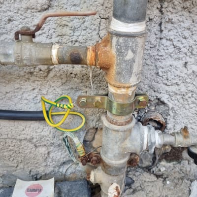 צינור מתכת עם חוטי חשמל ירוקים וצהובים