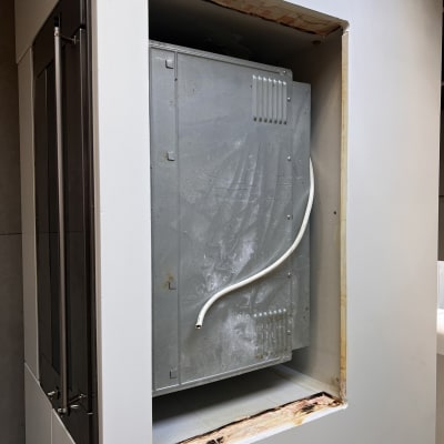 מכשיר מתכת בתוך מסגרת שיש לבנה