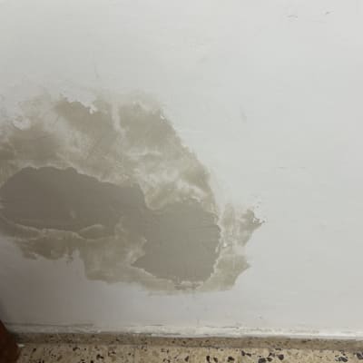 תיקון קיר עם טיח וכתמי צבע