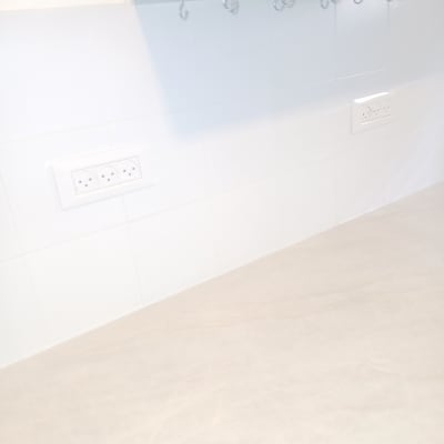 שיש מטבח עם אריחים ושקעים חשמליים